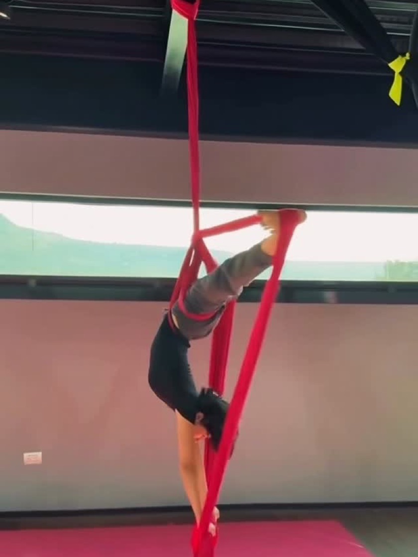 Alumna trepando por las telas aéreas en ARCO STUDIO.